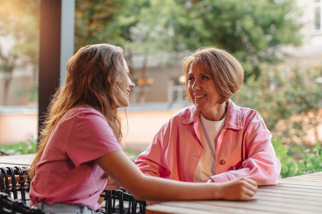 Középkorú és fiatal nő beszélget