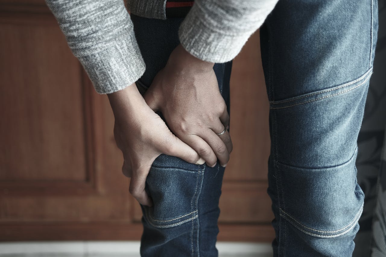 Két kézzel valaki a térdédt fogja