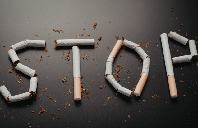 STOP felirat széttört cigarettákból kirakva